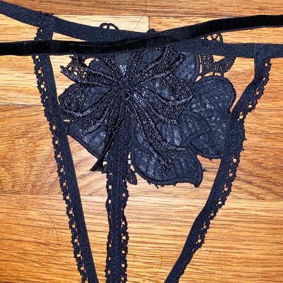 NWOT Belle-et-BonBon Bisoux Black Rose Leatherette Thong - Picture 5 of 10
